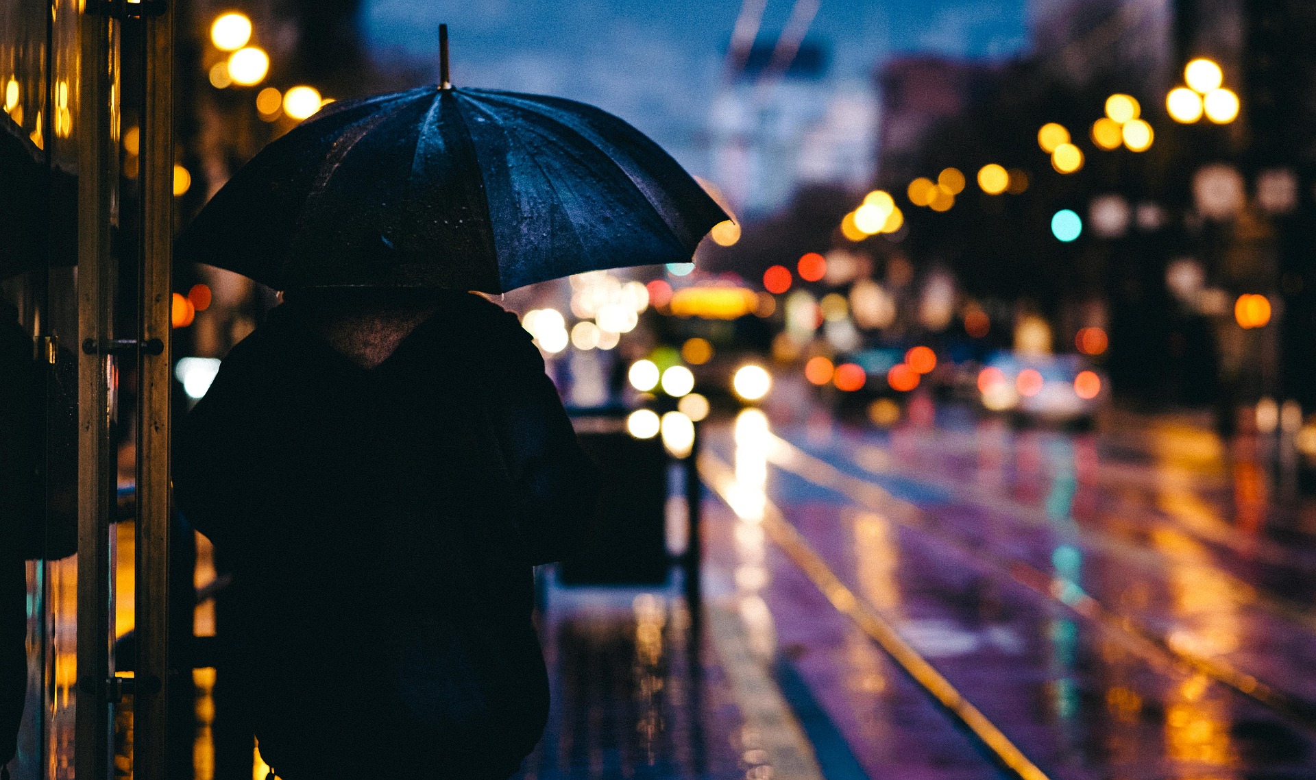 človek s dáždnikom na ulici